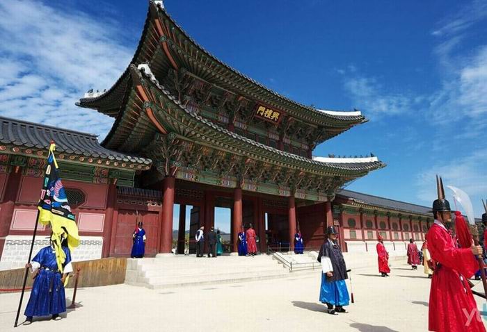Gyeongbokgung-Palace-Tempat-Wisata-Terbaik-di-Seoul-Korea-Selatan-810x554 (1)